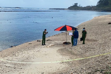 Thi thể nam giới không còn nguyên vẹn dạt vào bờ biển