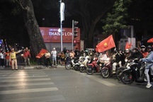 "Đi bão" ăn mừng - cùng dừng đèn đỏ