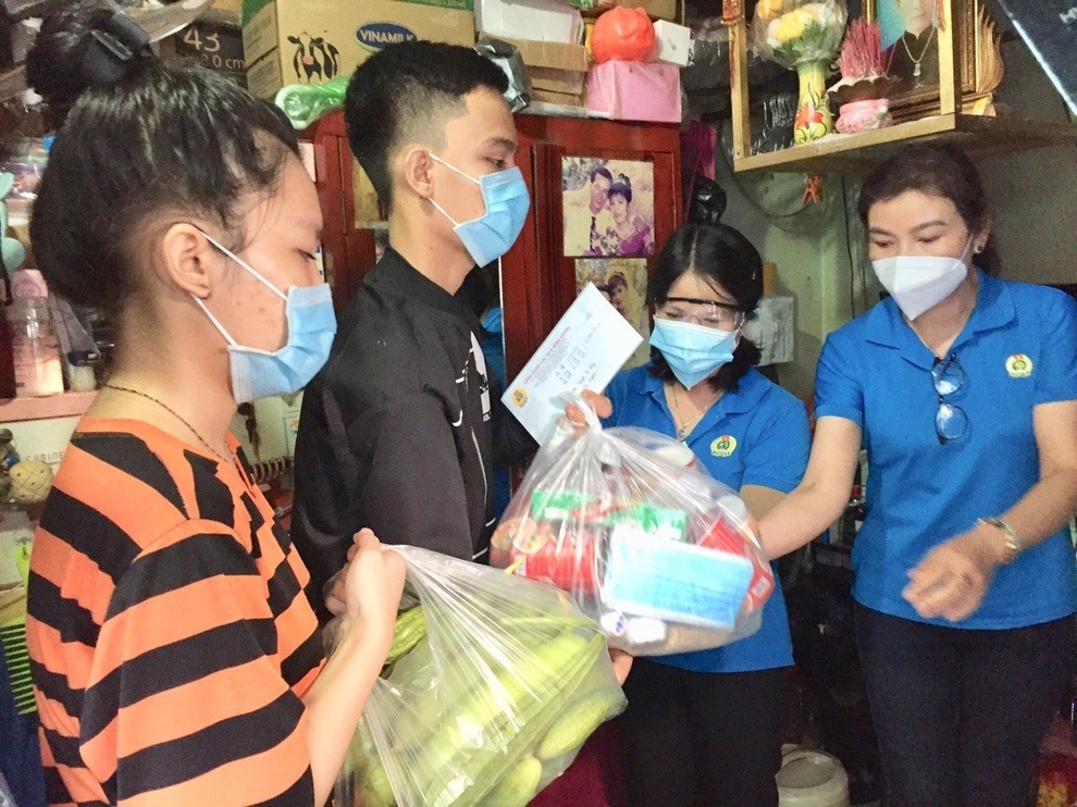 Tặng sổ tiết kiệm từ 10-20 triệu đồng tới con đoàn viên công đoàn mồ côi - 2 Tặng sổ tiết kiệm từ 10-20 triệu đồng tới con đoàn viên công đoàn mồ côi - 2