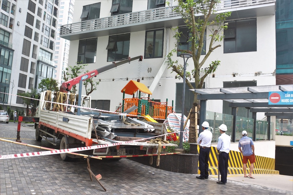 Sập giàn nóng điều hòa ở khu chung cư, người dân khẩn thiết cầu cứu - 1 Sập giàn nóng điều hòa ở khu chung cư, người dân khẩn thiết cầu cứu - 1