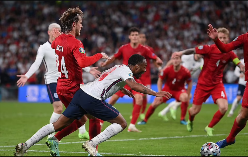 Cổ động viên Italia chế giễu đội tuyển Anh trước thềm chung kết Euro 2020 - 1 Cổ động viên Italia chế giễu đội tuyển Anh trước thềm chung kết Euro 2020 - 1