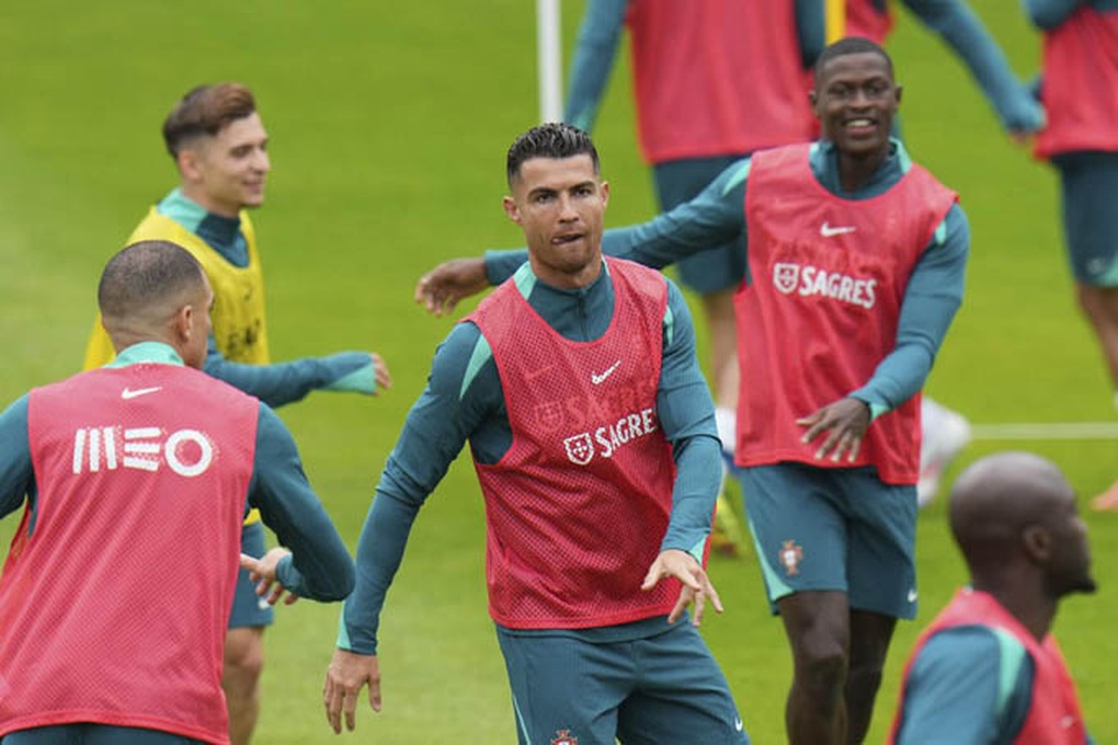C.Ronaldo's shocking training session, fans climbed into the field and caused chaos - 2
