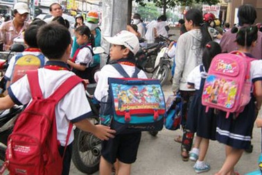 Học sinh tiểu học không phải mang cặp sách đến trường