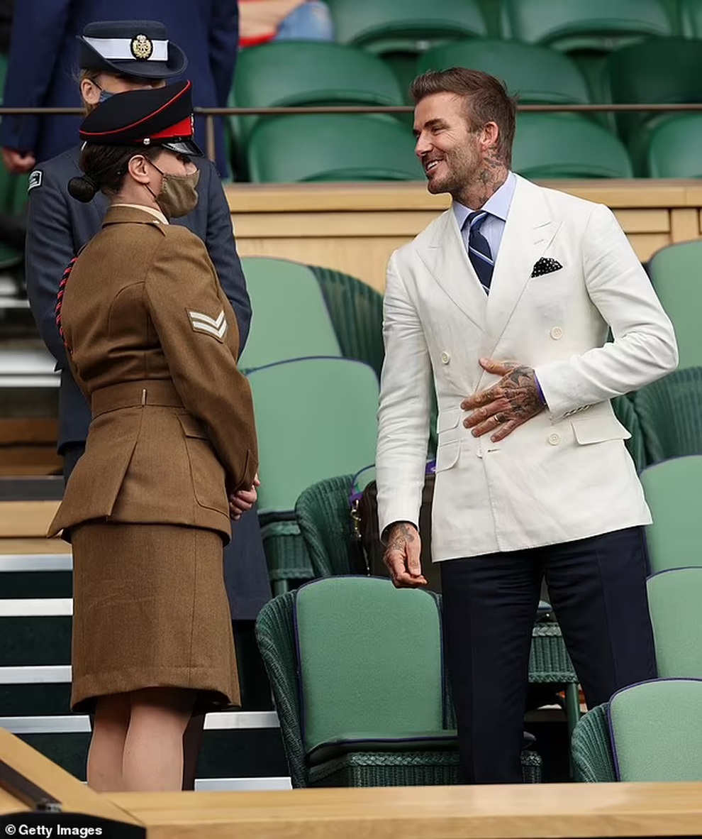 David Beckham hút ống kính phóng viên khi đi xem Wimbledon - 5 David Beckham hút ống kính phóng viên khi đi xem Wimbledon - 5