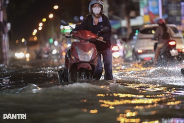 TPHCM chìm trong biển nước do triều cường: Người dân chật vật di chuyển