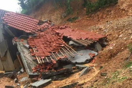 Mưa lớn làm sập nhà khiến 2 vợ chồng ở Hà Giang tử vong