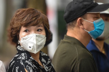 Đeo khẩu trang, cầm nước rửa tay đến xếp hàng mua bánh trôi