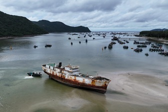 Hình ảnh cuối cùng của tàu hoang Sheng Li trước khi được kéo khỏi Côn Đảo