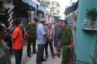 Người đàn ông chết cạnh con dao, vùng cổ có vết cắt sâu