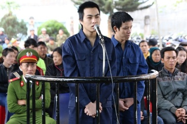 Nhóm thanh niên rủ nhau ném đá xe khách… cho vui