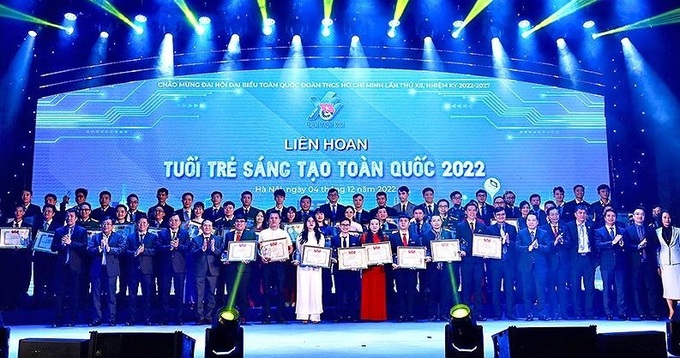 Đại diện lãnh đạo các ban, bộ, ngành, đoàn thể cùng tác giả, nhóm tác giả của 47 công trình, sản phẩm sáng tạo tiêu biểu tại buổi lễ.