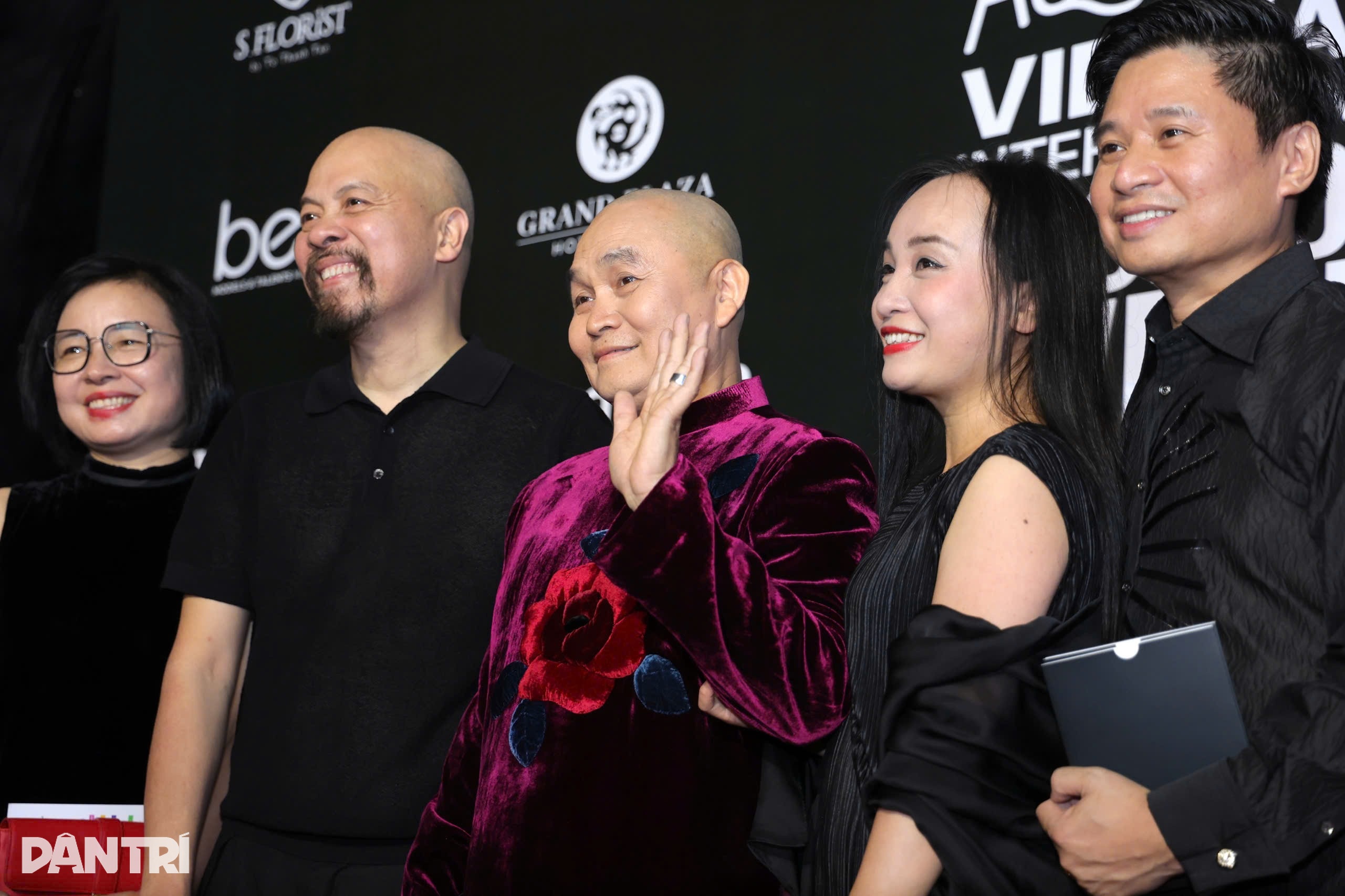 Міс Нгок Хан цілує Тхань Хуонга, Ту Лонг близький до Сюан Хіня на червоній доріжці - 1 Hoa hậu Ngọc Hân hôn Thanh Hương, Tự Long thân thiết Xuân Hinh trên thảm đỏ - 1