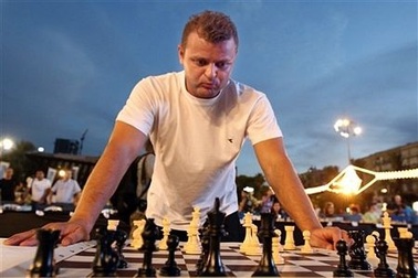 “Choáng” với màn đấu cờ với 523 đối thủ cùng lúc