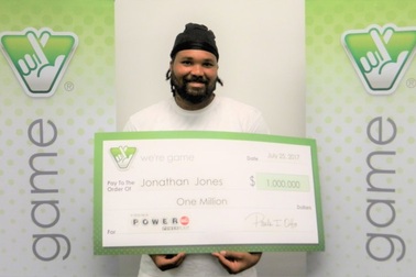 Trên đường đi chơi, du khách tạt qua mua xổ số và trúng... 1 triệu USD