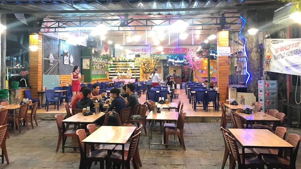 Đà Nẵng: Dân sợ không đi chợ, hàng quán ngồi chơi vì bão dịch corona - 1 Đà Nẵng: Dân sợ không đi chợ, hàng quán ngồi chơi vì bão dịch corona - 1