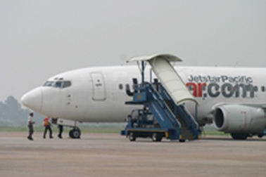 Máy bay chậm chuyến vì nữ tiếp viên ngã cầu thang