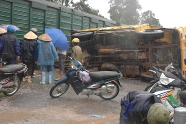 Xe tải bị tàu tông lật nhào, tài xế thoát chết