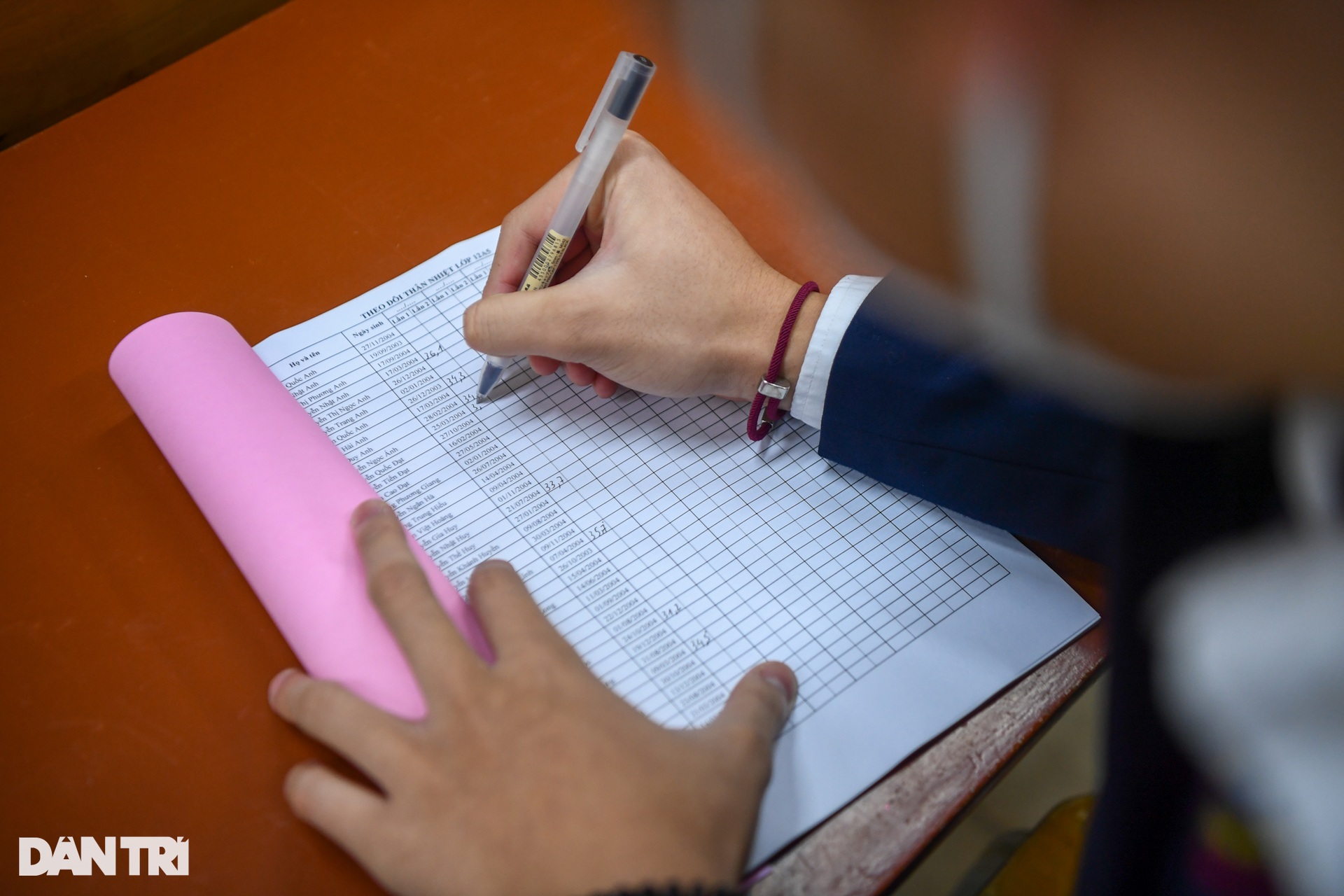 Học sinh lớp 12 ở Hà Nội bồi hồi, lo lắng trong ngày đầu trở lại trường - 8 Học sinh lớp 12 ở Hà Nội bồi hồi, lo lắng trong ngày đầu trở lại trường - 8