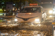 Hơn 2 ngày sau mưa như trút nước đường Võ Chí Công vẫn ngập gần nửa mét