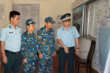 Trực thăng tìm kiếm 3 người mất tích trong bão Kalmaegi trên biển Lý Sơn