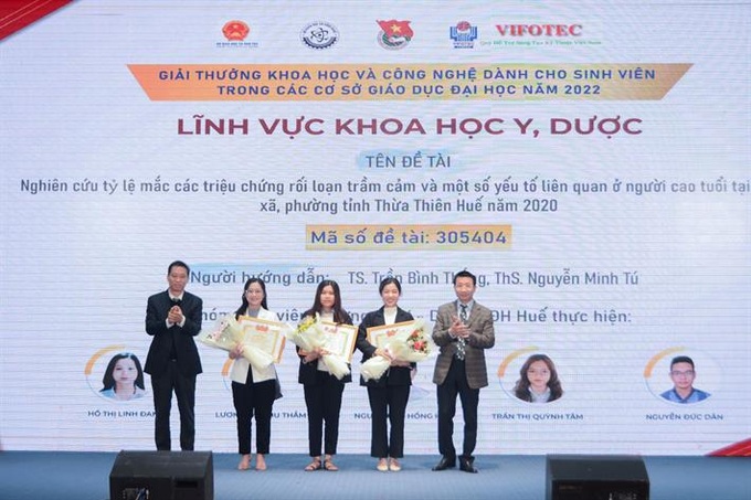 Lãnh đạo Vụ Khoa học, Công nghệ và Môi trường, Bộ GD&ĐT trao giải cho các sinh viên đoạt giải Nhì.