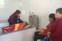 Điều tra việc bé 2 tuổi tử vong nghi do sặc cháo tại điểm trông trẻ