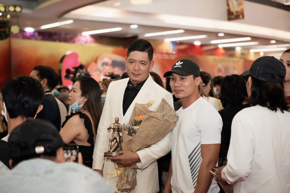 Con trai cao 1,8m của diễn viên Anh Thư ủng hộ mẹ tái xuất điện ảnh - 1 Con trai cao 1,8m của diễn viên Anh Thư ủng hộ mẹ tái xuất điện ảnh - 1