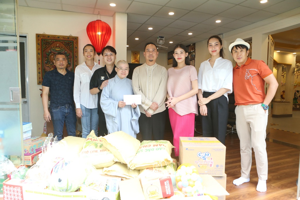 Lê Âu Ngân Anh, Diệu Ngọc mặc giản dị đi trao quà từ thiện - 1 Lê Âu Ngân Anh, Diệu Ngọc mặc giản dị đi trao quà từ thiện - 1