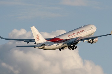 Thanh niên bám càng máy bay từ Algeria tới Pháp