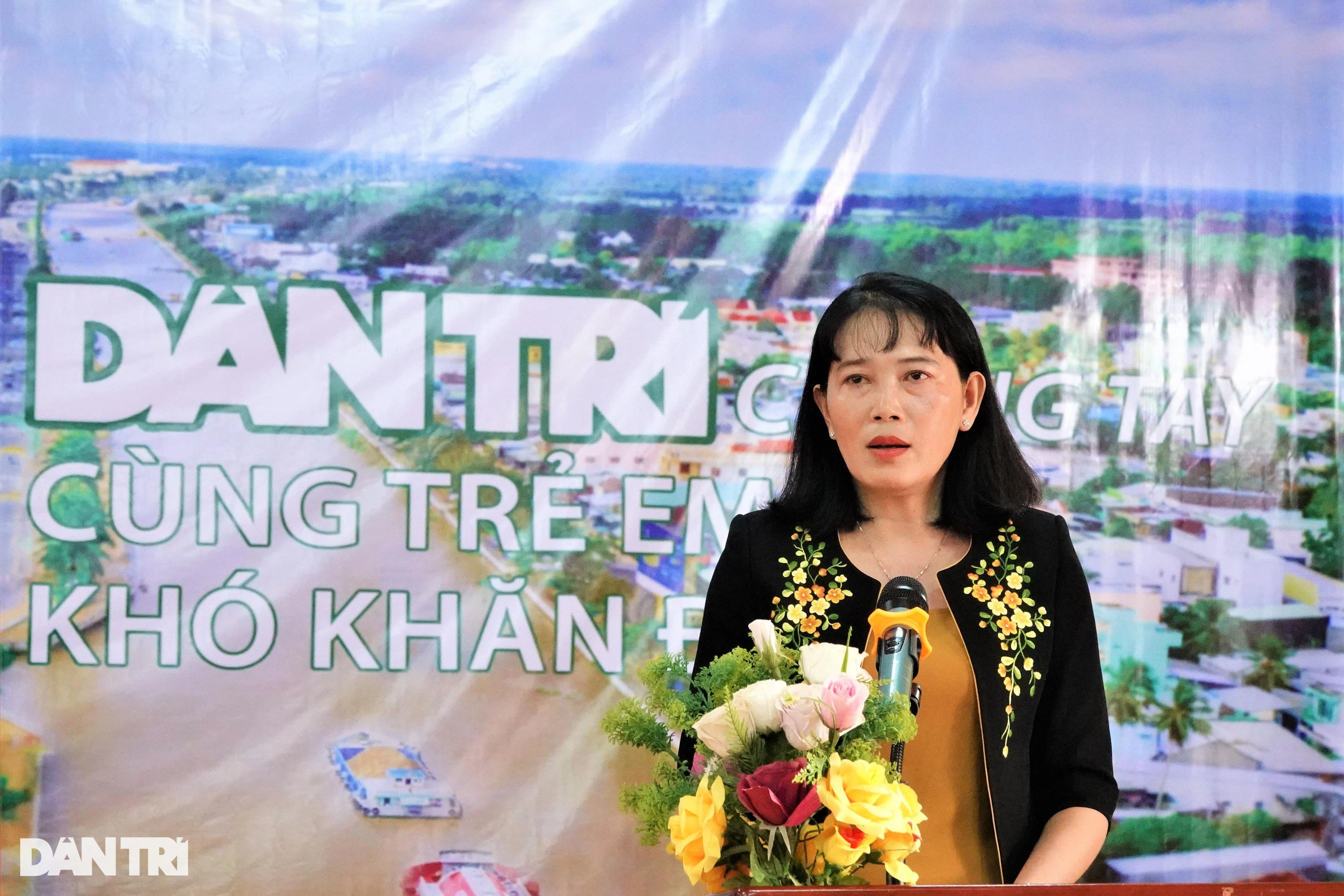 Báo Dân trí tặng 500 thẻ bảo hiểm y tế tới học sinh Hậu Giang - 1 Báo Dân trí tặng 500 thẻ bảo hiểm y tế tới học sinh Hậu Giang - 1