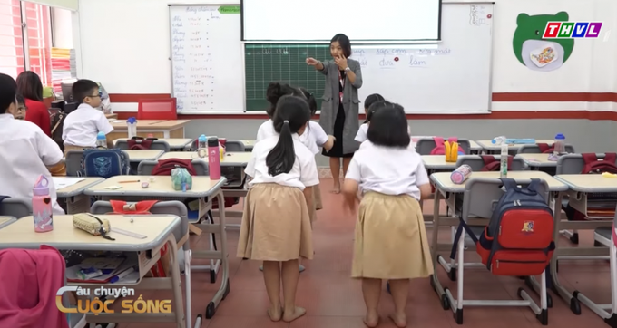 Khi ở trường trẻ được học với bạn bè thầy cô, được tương tác qua lại với nhiều hình thức khác nhau, như làm bài tập nhóm, hỏi đáp với giáo viên hay chơi trò chơi kiến thức.