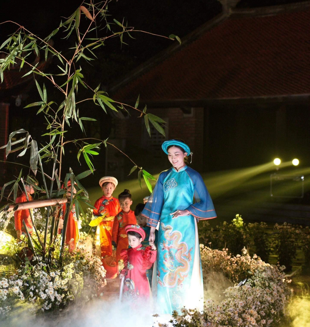 Phương Oanh mang song thai, lần đầu trình diễn áo dài của Hoa hậu Ngọc Hân - 5 Phương Oanh mang song thai, lần đầu trình diễn áo dài của Hoa hậu Ngọc Hân - 5