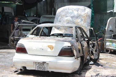 Xe 4 chỗ bốc cháy trong lúc sửa chữa