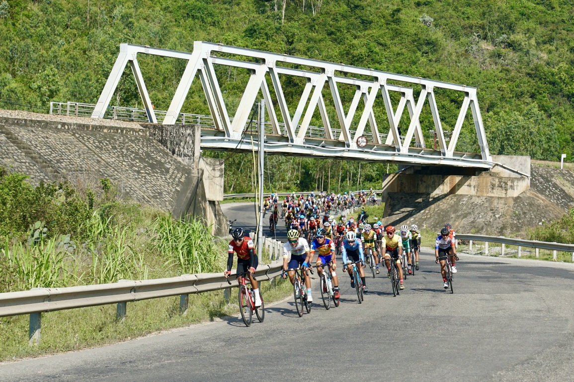 Lường Văn Sinh bất ngờ thắng chặng 16 giải xe đạp xuyên Việt năm 2022 - 1