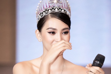 Hoa hậu Trần Tiểu Vy khóc khi chia sẻ về 2 năm đương nhiệm