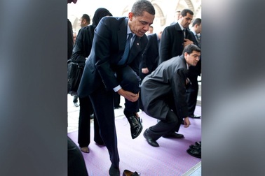 Ông Obama đi chân đất thăm chùa cổ