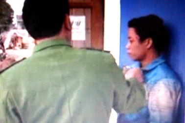 Dùng bình xịt hơi cay tấn công công an