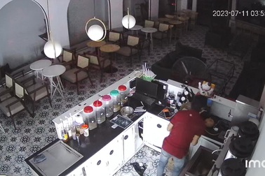 Trộm trèo vào quán cà phê lấy tài sản