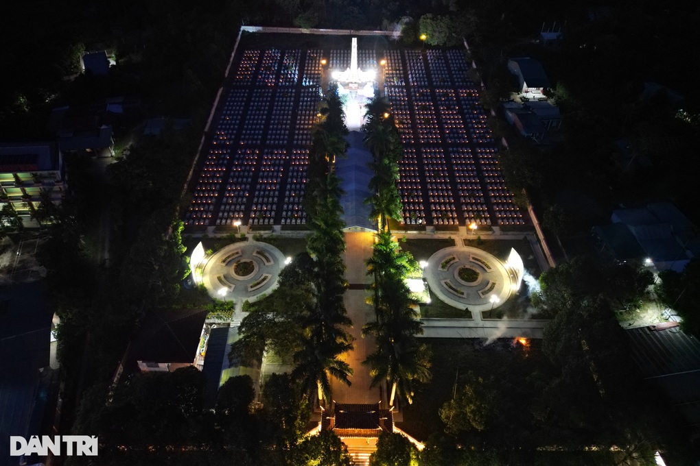 Đêm tri ân ở nghĩa trang liệt sỹ có bia đá khắc bài thơ Hương thầm - 1 Đêm tri ân ở nghĩa trang liệt sỹ có bia đá khắc bài thơ Hương thầm - 1
