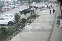 Người hùng tay không cứu bé gái rơi từ tầng 5 chung cư ở Trung Quốc