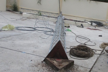 Trụ ăng ten đài truyền thanh đổ đè 2 người thương vong