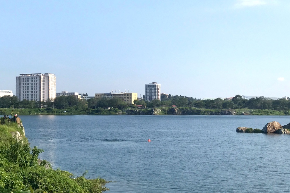 Rủ nhau thi bơi để quay clip, thanh niên chết đuối ở hồ tử thần - 1