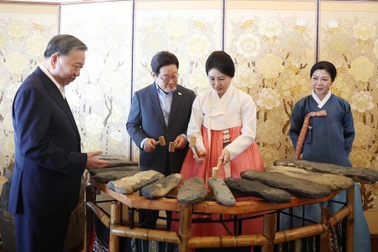 Tổng Bí thư Tô Lâm và Phu nhân thưởng thức nghệ thuật tại Nhà Xanh