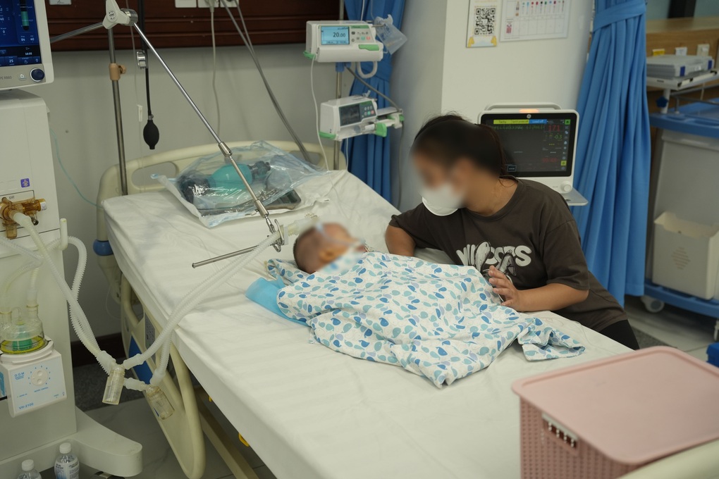 Hà Nội: Bé 1 tuổi co giật, thở máy vì uống tinh đầu đuổi muỗi thảo dược - 1 Hà Nội: Bé 1 tuổi co giật, thở máy vì uống tinh đầu đuổi muỗi thảo dược - 1