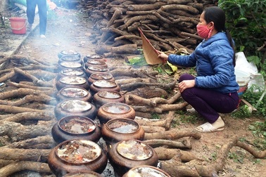 Cả làng tất bật nổi lửa kho cá