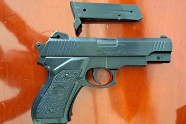 Dùng súng nhựa cướp xe máy