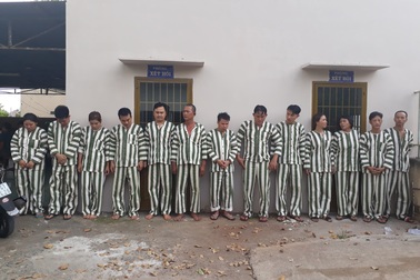 Vượt đường độc đạo bắt ổ bạc lớn giữa vườn tiêu