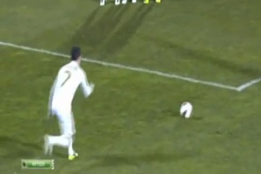 Cơn gió “trêu ngươi” C.Ronaldo trong tình huống đá phạt