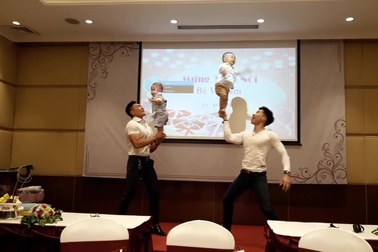 Các con của Quốc Cơ - Quốc Nghiệp diễn xiếc ở tiệc thôi nôi