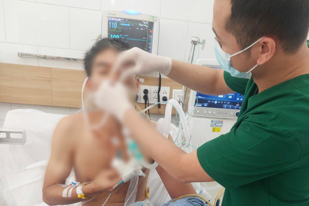 Cứu sống người đàn ông 54 tuổi bị rắn hổ mang chúa cắn - 1 Cứu sống người đàn ông 54 tuổi bị rắn hổ mang chúa cắn - 1